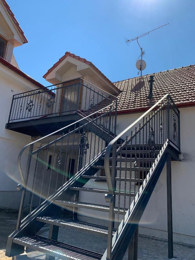 Apartmany In Veritas Mikulov Eksteriør bilde